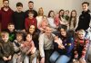 30年生了22个娃,一家人挤在一起,这对英国夫妇怎么做到的?