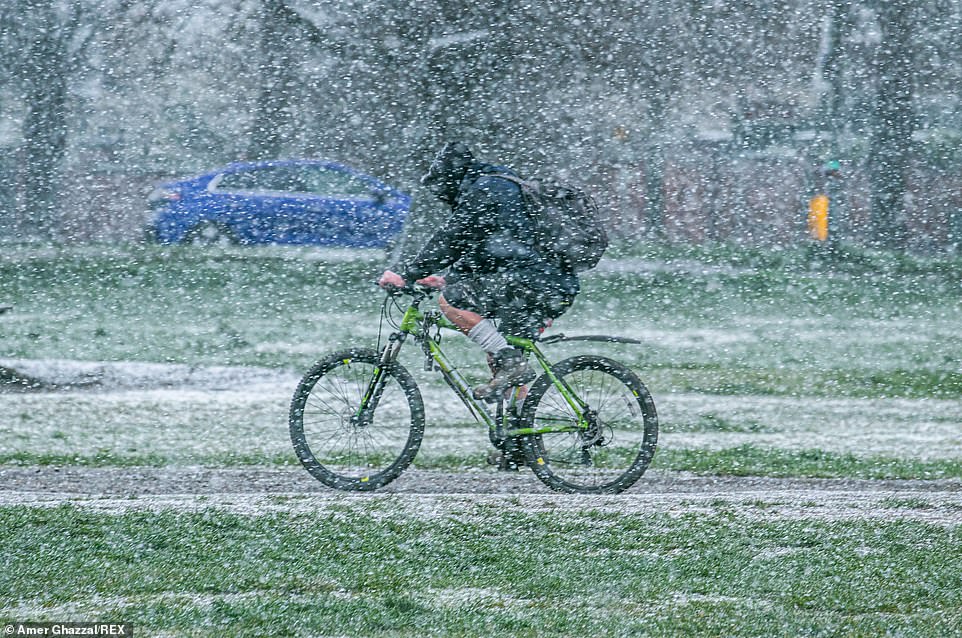 41641484-9460921-A_cyclist_cycles_across_Wimbledon_Common_in_south_west_London_th-a-90_1618212624413.jpg