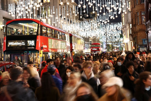 2021-11-13T212139Z_1366364241_RC2STQ925FX7_RTRMADP_3_CHRISTMAS-SEASON-BRITAIN.jpg