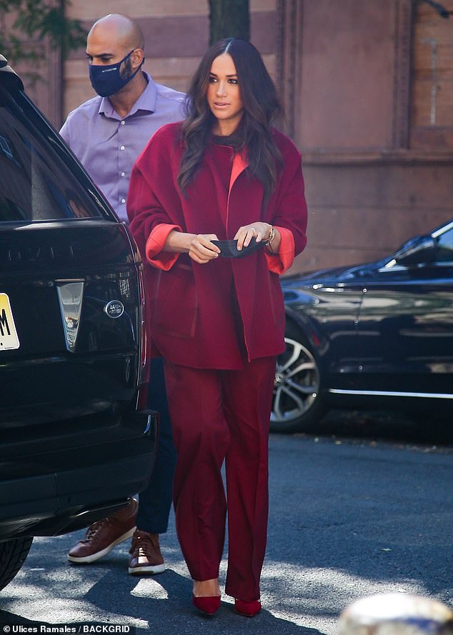 53003147-10408827-The_Duchess_of_Sussex_pictured_as_she_arrives_at_a_school_in_Har-a-4_1642376241883.jpg