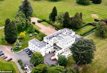 王室也有“搬家难”:安德鲁被催搬走,前妻还要分套房,查尔斯都快被这对前夫妇气疯了!