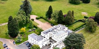 王室也有“搬家难”:安德鲁被催搬走,前妻还要分套房,查尔斯都快被这对前夫妇气疯了!