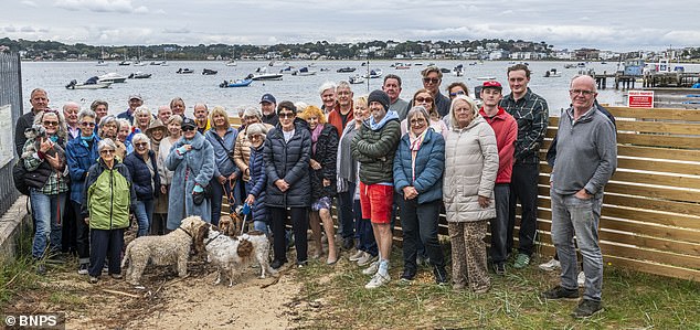 富豪夫妇斥350万镑买下海景房,却被一群遛狗的人逼成了“边境巡逻队”