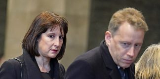 英国财政大臣被曝非法出租房产,面临3.8万镑租金追讨,斯塔默连夜灭火