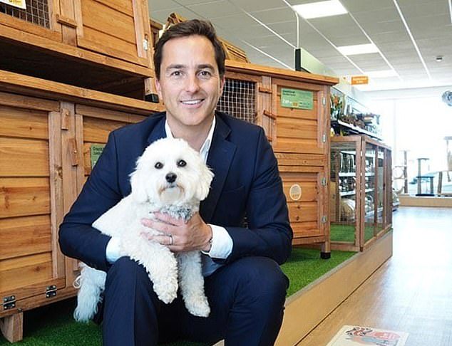 宠物连锁老板在4百万豪宅放烟花,吓死了邻居家的马!全村怒了!