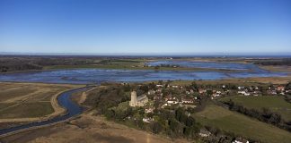 黄老板又买房!这次盯上英国海边村庄:两套房打通变“海景大豪宅”