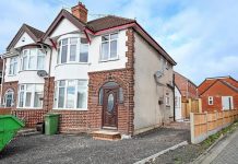 英国妈妈17万镑为残疾女儿扩建房,结果遭邻居反对被勒令拆除,到底谁之过?