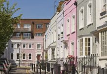 寸土寸金到离谱:这套比停车位小的公寓,居然卖到二百多万!