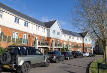 物业费飙到7,500镑,房子根本卖不出去!年轻家庭的生活被困住了!