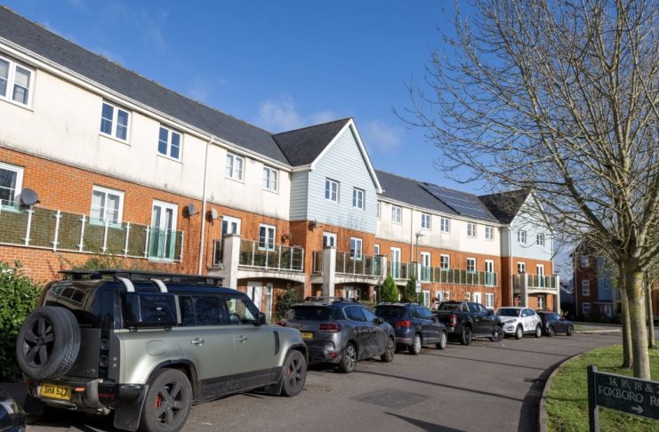 物业费飙到7,500镑,房子根本卖不出去!年轻家庭的生活被困住了!