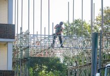 一觉醒来,公寓楼上要加盖一层,脚手架都立起来了!引发住户集体崩溃……