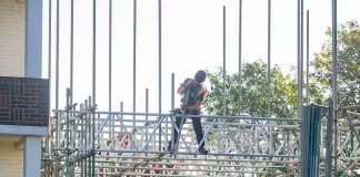 一觉醒来,公寓楼上要加盖一层,脚手架都立起来了!引发住户集体崩溃……