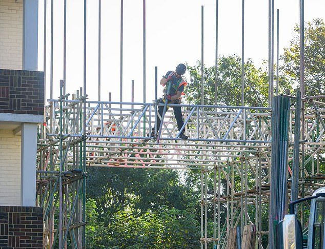 一觉醒来,公寓楼上要加盖一层,脚手架都立起来了!引发住户集体崩溃……