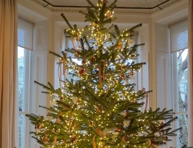 今年早早就在伦敦豪宅里立起了圣诞树:小贝夫妇经历过的,可不只是浪漫