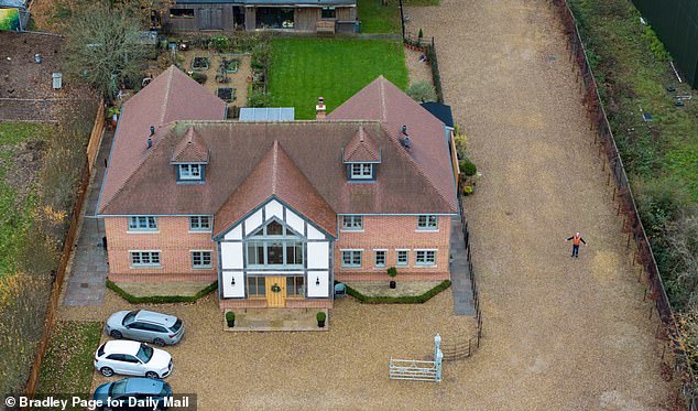 刚完工3周,房子因建偏了10米,“喜提”30万镑账单!只能卖房了……