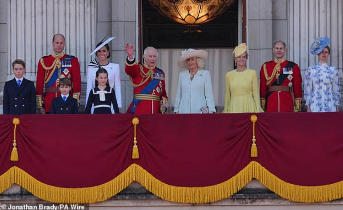 冰山之下:揭秘英国王室价值数十亿英镑的房产,以及不为人知的金融交易…