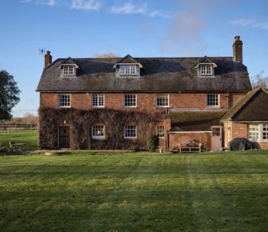 万万没想到,英国豪宅税最先收割的,是这批人……