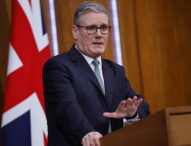 斯塔默松口考虑16岁以下社交媒体禁令|苏富比英国成交额高达16.3亿英镑,现金买家主导高端市场