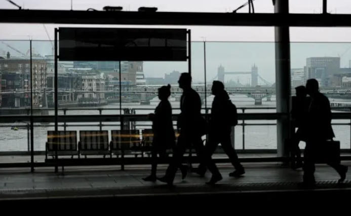 2025年英国房市表现活跃!专家称夏末或降息至2.75%!哈里热切期望查尔斯2026年赴美探孙!