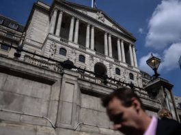 英国央行放出降息信号,今年或降息三次|英国改革党拟每年驱逐最多28.8万非法移民