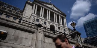 英国央行放出降息信号,今年或降息三次|英国改革党拟每年驱逐最多28.8万非法移民