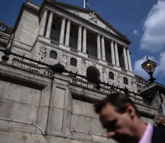 英国央行放出降息信号,今年或降息三次|英国改革党拟每年驱逐最多28.8万非法移民