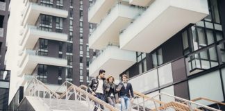 孩子去英国读书,是继续付房租,还是直接买套房?