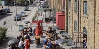 英国改革党拟封锁”索赔国”签证,移民政策再起波澜|王室全家复活节同框