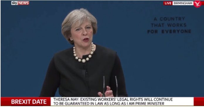 英国首相要搞硬脱欧,汇率在跌,股市在涨,楼市依旧稳定。