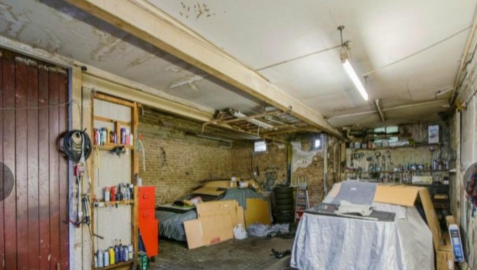 屋顶漏雨墙漏风,破成这样的一栋一居室… 卖250万英镑还被抢!