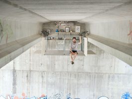 因为童年的梦想,他在桥底下建了家!这位设计师有点酷…