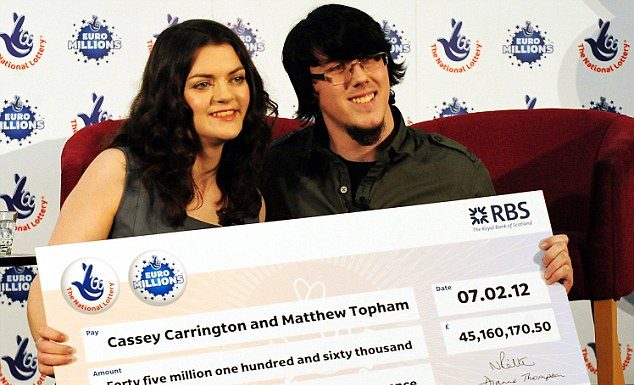 英国年轻夫妇中奖4亿后,花千万买豪宅!万万没想到,几年后豪宅变废墟…