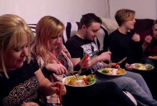 英国“变形计”2: 富家千金小姐与贫困的单亲妈妈交换生活一周,会有怎样的生活感悟?