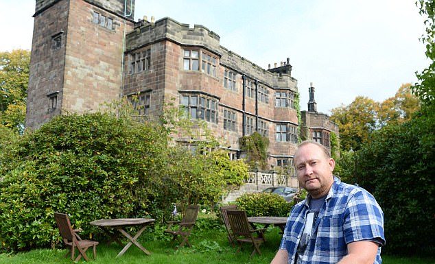 英国地产大亨23岁就住上了超豪华城堡!可却亲手“毁了”78对新人的婚礼…