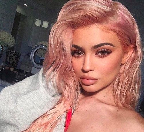 从深陷整容泥潭到身价上亿美元的女老板,看卡戴珊家族小妹Kylie Jenner如何逆转人生?