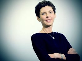 年薪近3亿英镑的英国女富翁,花9000万英镑给自己打造了个52英亩的豪宅!今天说说她的故事…