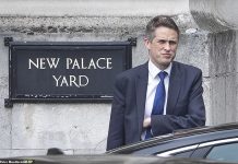 泄密华为事件!英国首相特蕾莎梅大怒开除国防大臣!