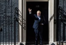 反对党磨刀霍霍要把Boris搞下台!Boris: 老子硬赖着不走也要脱欧!