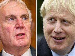 贵为英国首相的首席顾问,他还不是躲不过房地产的真香定律!