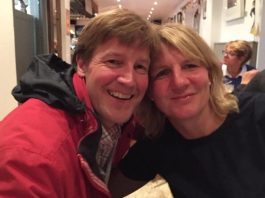疑似英国0号病人出现! 伦敦方舱医院内部曝光. 专家预测英国死亡人数不会多于2万