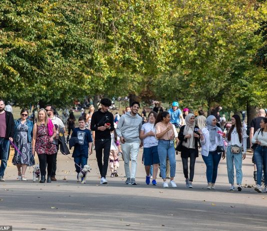 疫情控不住?英国将出台新法:患病不隔离罚款1万镑!欢迎邻居举报!