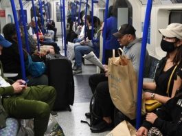 日增1.7万,再不封英国疫情失控!外债2万亿,再封英国经济要崩!英政府进入抉择关头!