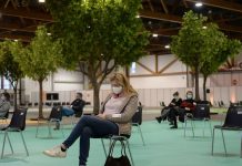 3个月接种40%人口!英国是怎样在这场全球疫苗战中名列前茅的?