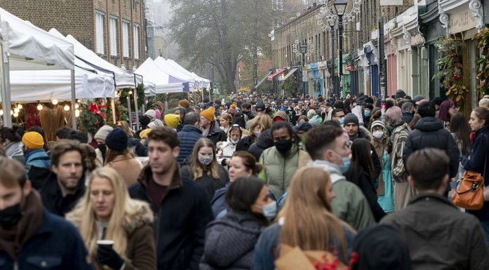 圣诞前英国封不封城?英内阁高层陷入分裂!| 财相拟削减增值税,又要发钱?