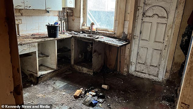 这位租了我18年房子的租客,把我的房子住成了猪窝!到处都是垃圾、发臭的食物……