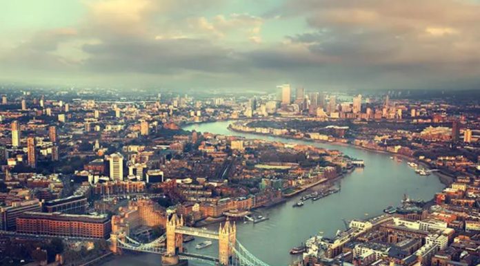 英国大学计划包机送中国学生回家!澳投资者承诺向英国注资285亿镑!房价一年上涨14.3%!