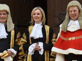 牛津大学毕业,英国历史上第二位女性外交大臣:Liz Truss能否笑到最后?
