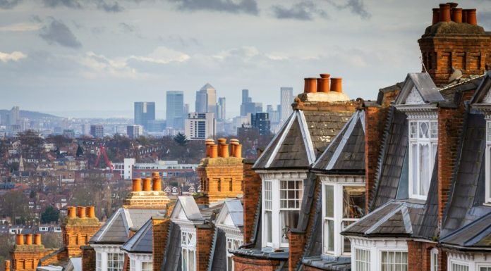 英国为全球首个批准二价新冠疫苗的国家!中国驻英使馆组织临时航班助力留学生回家!鲍里斯搬出唐宁街!