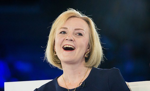 两面派,被低估的女人,婚内出轨…英国第三任女首相,到底是何许人也?