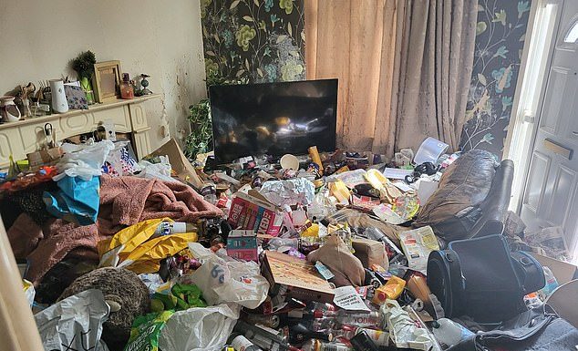 史上英国最脏租客,开门都进不去全是垃圾,装了满满4货车!